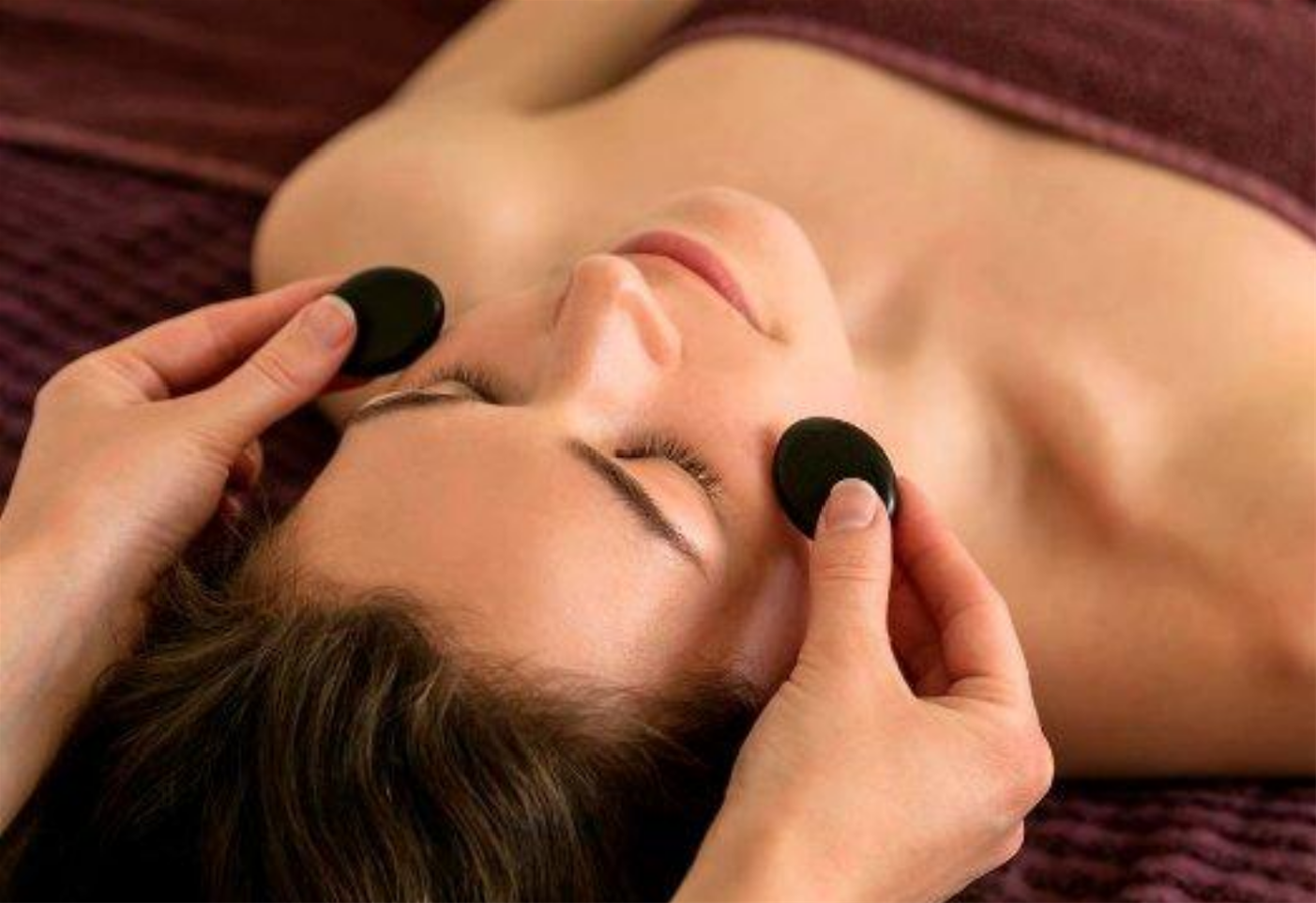 Facial treatment | Hot stones facial massage